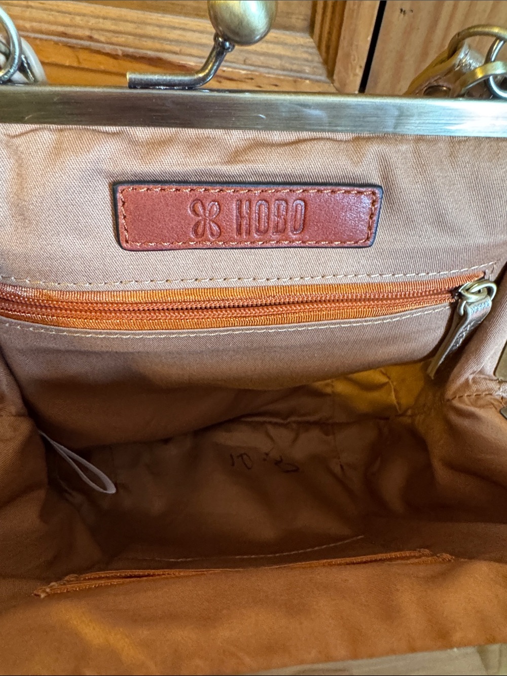 HOBO Metallic Gold Ruched Leather Top Kisslock Bag - Picture 6 of 12